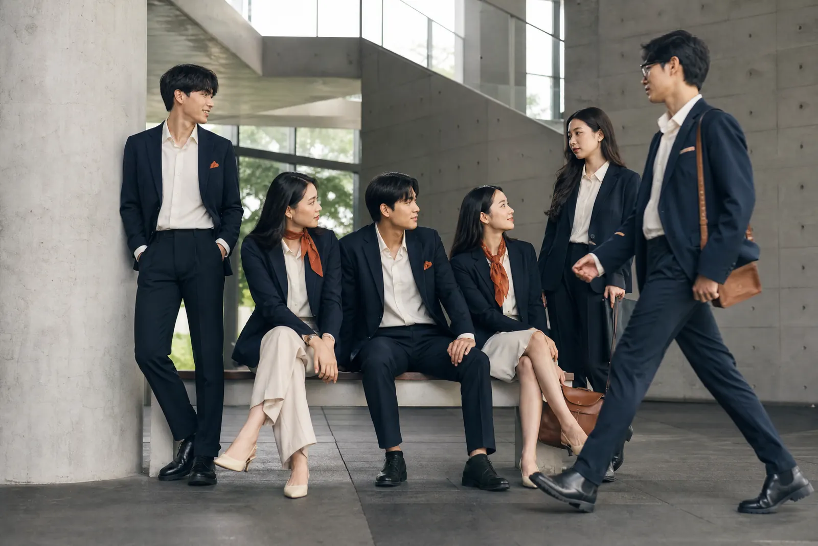 Nhóm sinh viên Việt Nam chụp ảnh kỷ yếu phong cách editorial tại campus hiện đại