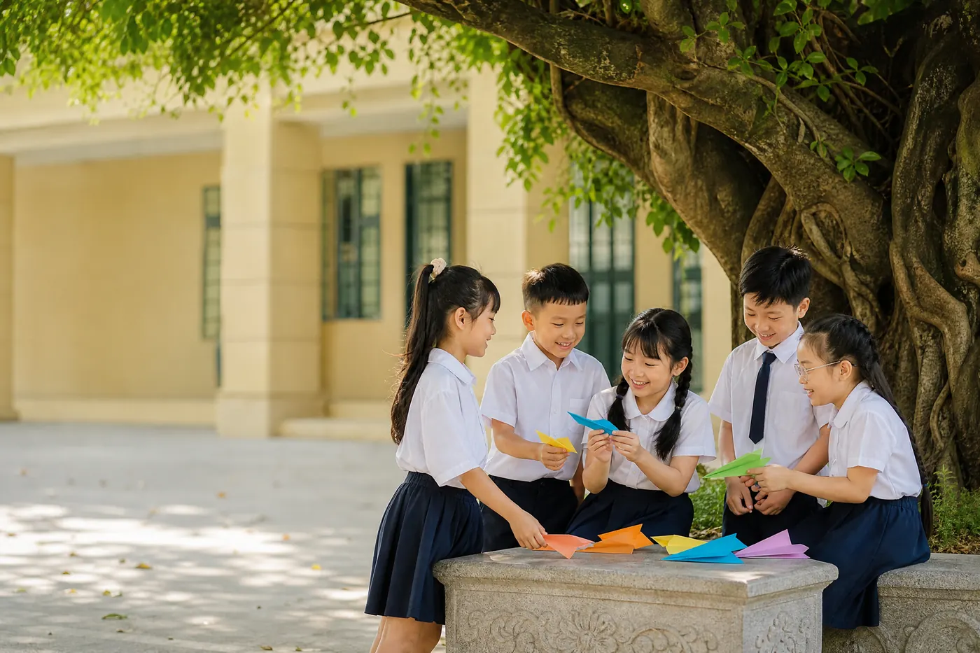Album kỷ yếu tiểu học lớp mình lớn rồi trong sân trường